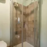 cabina doccia camera matrimoniale standard Bed and Breakfast Casal Cominium