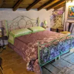 letto matrimoniale camera tripla standard Bed and Breakfast Casal Cominium