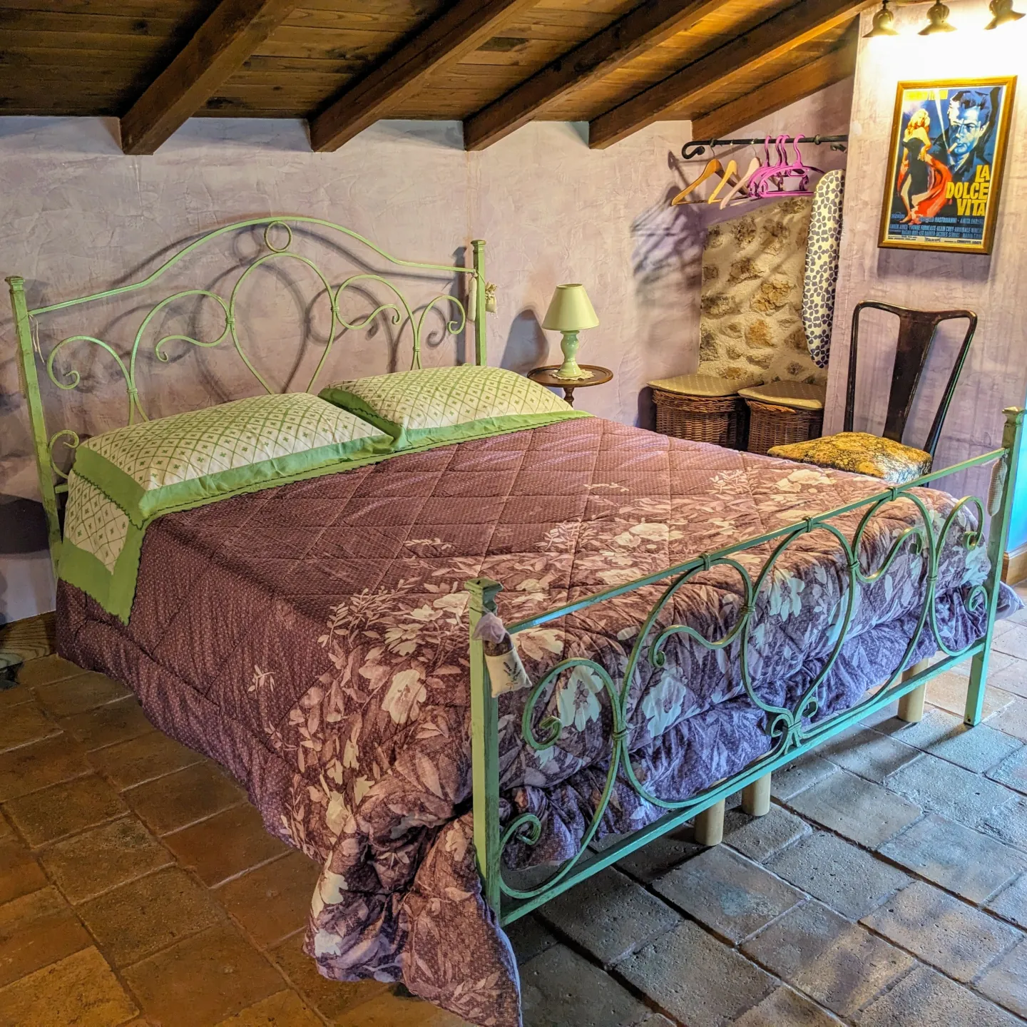 letto matrimoniale camera tripla standard Bed and Breakfast Casal Cominium