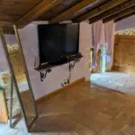 specchio e televisione camera tripla standard Bed and Breakfast Casal Cominium