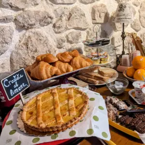 cornetti e crostata al limone colazione Bed and Breakfast Casal Cominium