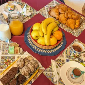 frutta, biscotti, succhi e cornetti colazione Bed and Breakfast Casal Cominium