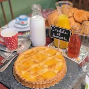 crosta al limone, latte, succhi e cornetti colazione Bed and Breakfast Casal Cominium