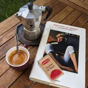 caffè e libri colazione Bed and Breakfast Casal Cominium