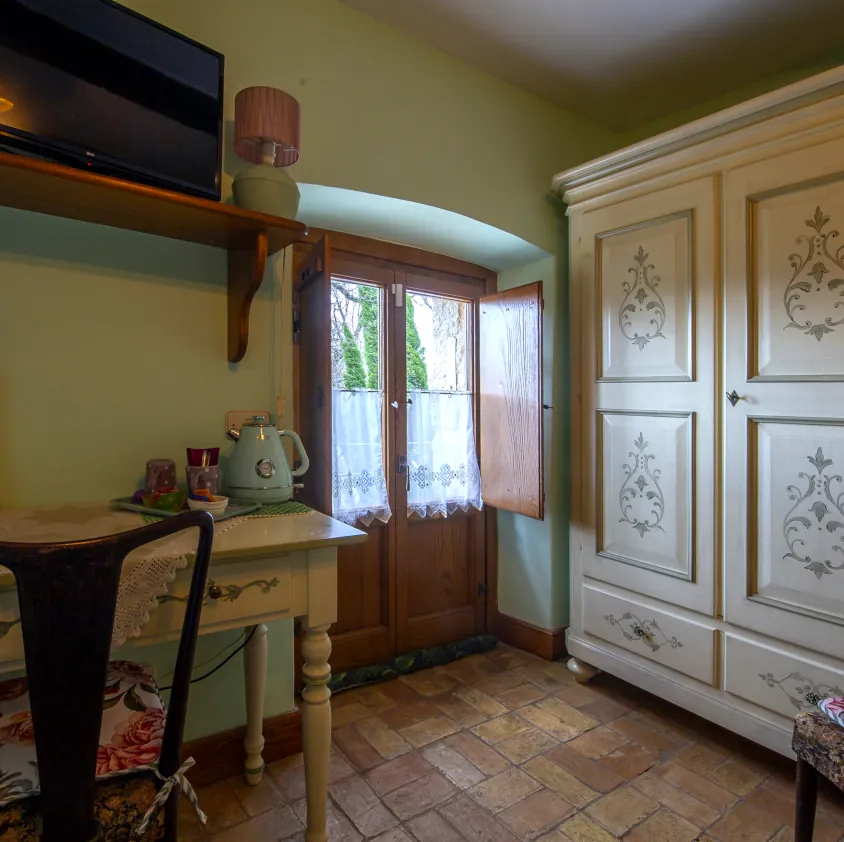 balconcino e mobili antiquariato camera matrimoniale standard Bed and Breakfast Casal Cominium