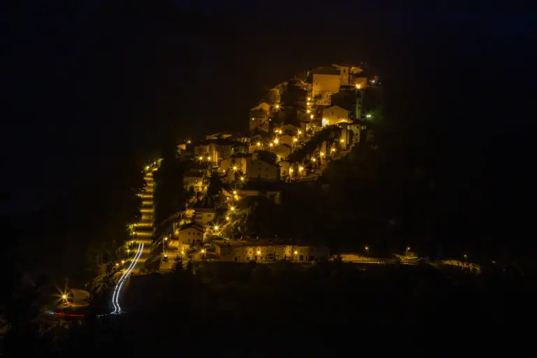 panoramica notturna Opi