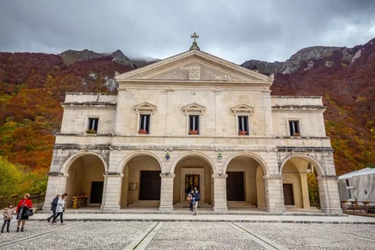 facciata esterna santuario Madonna di Canneto