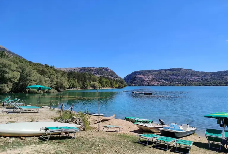 spiaggia del lago di Villetta Barrea