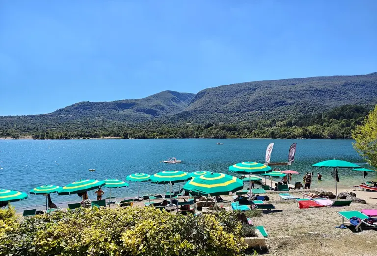 spiaggia del lago di Villetta Barrea