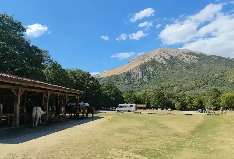 maneggio e area parcheggio de La Camosciara